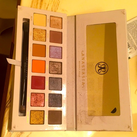 Anastasia Beverly Hills eyeshadow palette